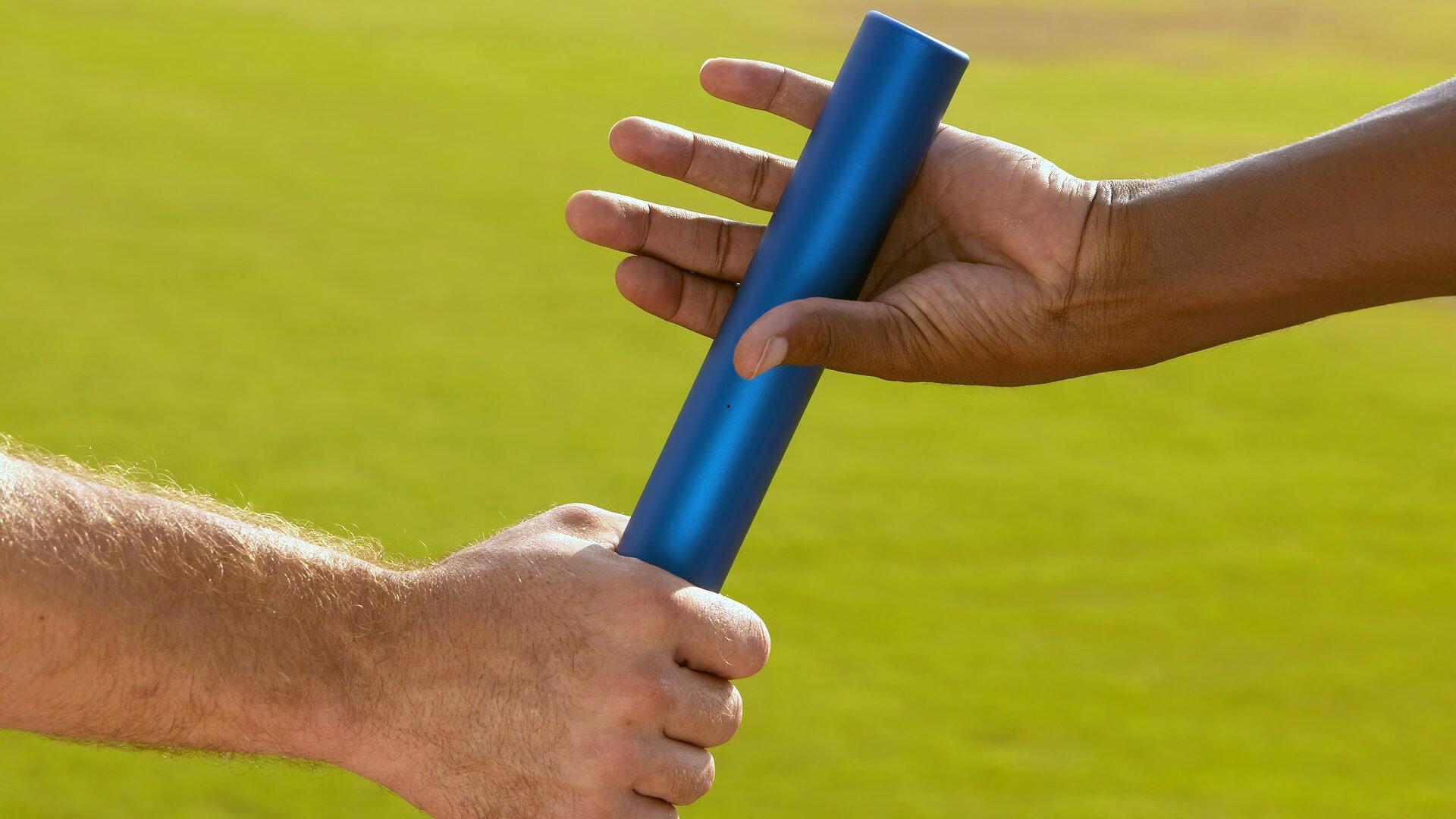 国际帆船赛激战正酣 顶尖选手逐浪争锋